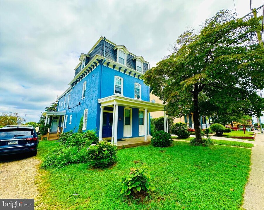 525 Leverington Ave in Philadelphia, PA - Building Photo