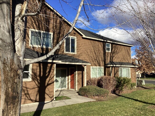 1813 SW Reindeer Ave in Redmond, OR - Building Photo - Building Photo