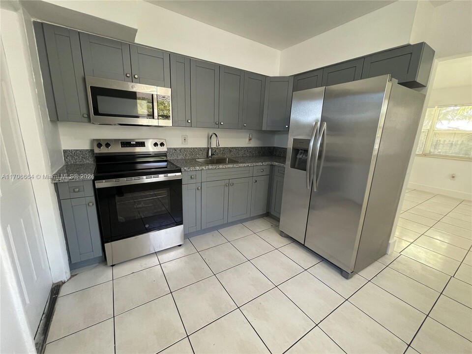 1372 NE 149th St in Miami, FL - Building Photo