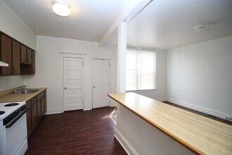 2445 N Calvert St in Baltimore, MD - Building Photo - Building Photo