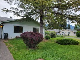 1685 Cloverlawn Dr in Grants Pass, OR - Building Photo