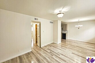 18555 Collins St, Unit C10 in Tarzana, CA - Foto de edificio - Building Photo