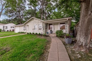 1412 22nd St in Huntsville, TX - Building Photo