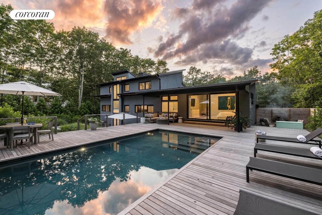 32 Island View Dr W in Sag Harbor, NY - Building Photo