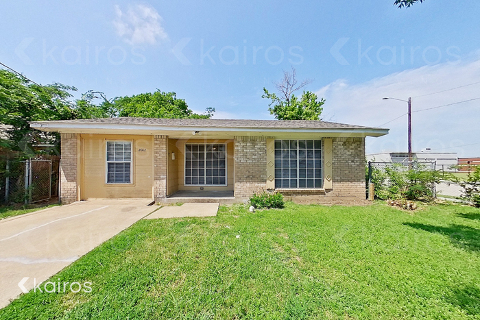 2002 Holland St in Grand Prairie, TX - Building Photo