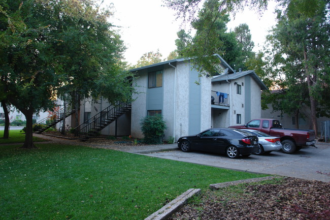 1340 W 4th St in Chico, CA - Foto de edificio - Building Photo