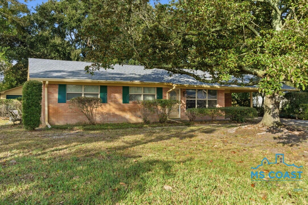 339 Hilton Ave in Biloxi, MS - Building Photo