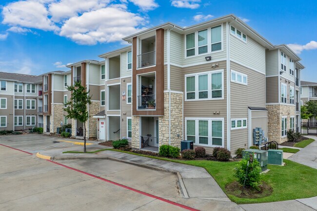 Green Oaks Apartments- Income Restricted in Houston, TX - Foto de edificio - Building Photo