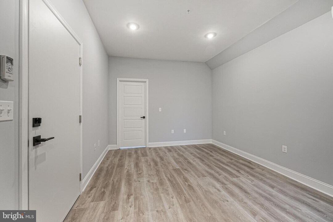 1156 S 52nd St-Unit -2 in Philadelphia, PA - Building Photo