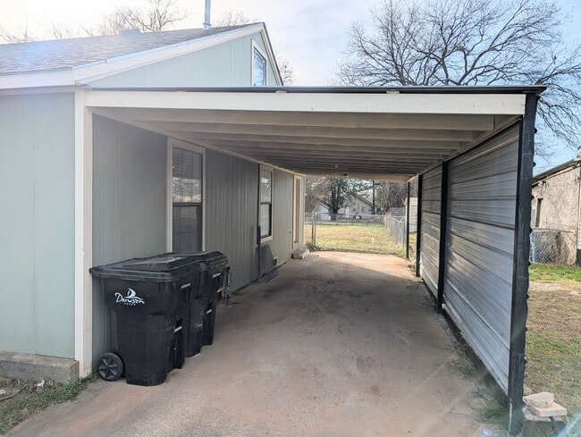 1826 W Bond St in Denison, TX - Building Photo - Building Photo