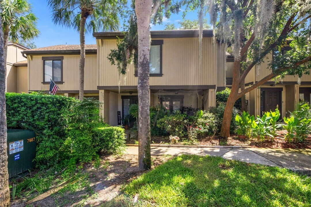 7695 Las Palmas Way in Jacksonville, FL - Building Photo