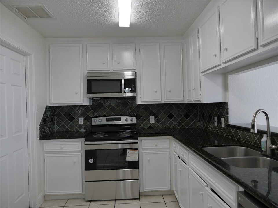 13840 Hollowgreen Dr in Houston, TX - Building Photo