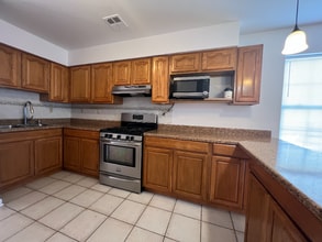 1012 Laura St in Elizabeth, NJ - Building Photo - Building Photo
