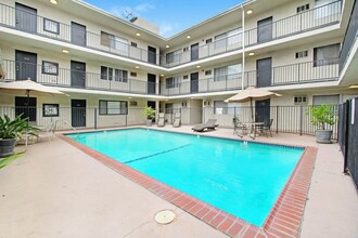 Sherman Plaza Apartments in Van Nuys, CA - Building Photo - Building Photo