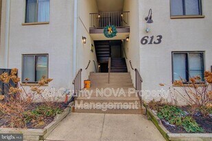 613 Center St in Herndon, VA - Building Photo