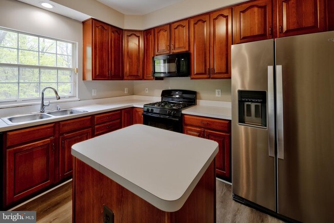 6859 Ridge Water Ct in Centreville, VA - Foto de edificio - Building Photo
