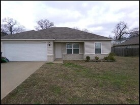 10 Wisteria Dr in Little Rock, AR - Building Photo