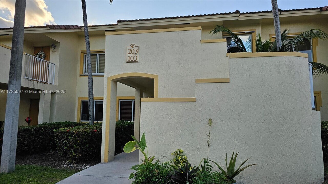 4785 SW 62nd Ave in Davie, FL - Building Photo