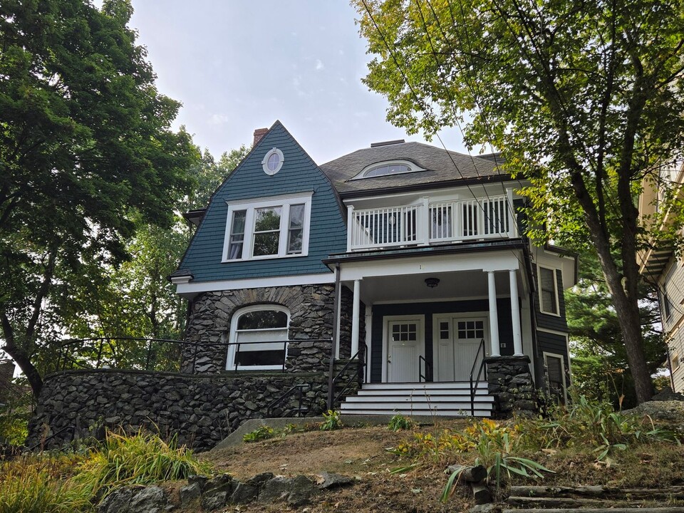 10 Selkirk Rd in Boston, MA - Foto de edificio