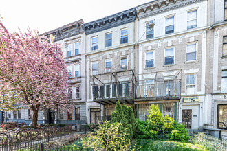 822 Eastern Pky in Brooklyn, NY - Building Photo - Building Photo