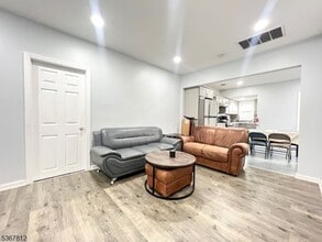 27 Honiss St in Belleville, NJ - Building Photo - Building Photo