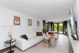 63 SW 31st Rd in Miami, FL - Foto de edificio - Building Photo