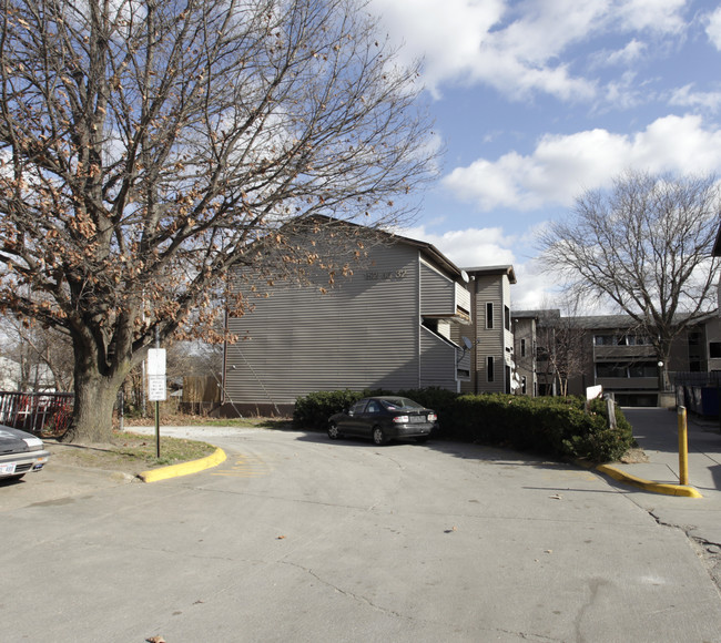 132 N 32nd St in Lincoln, NE - Foto de edificio - Building Photo