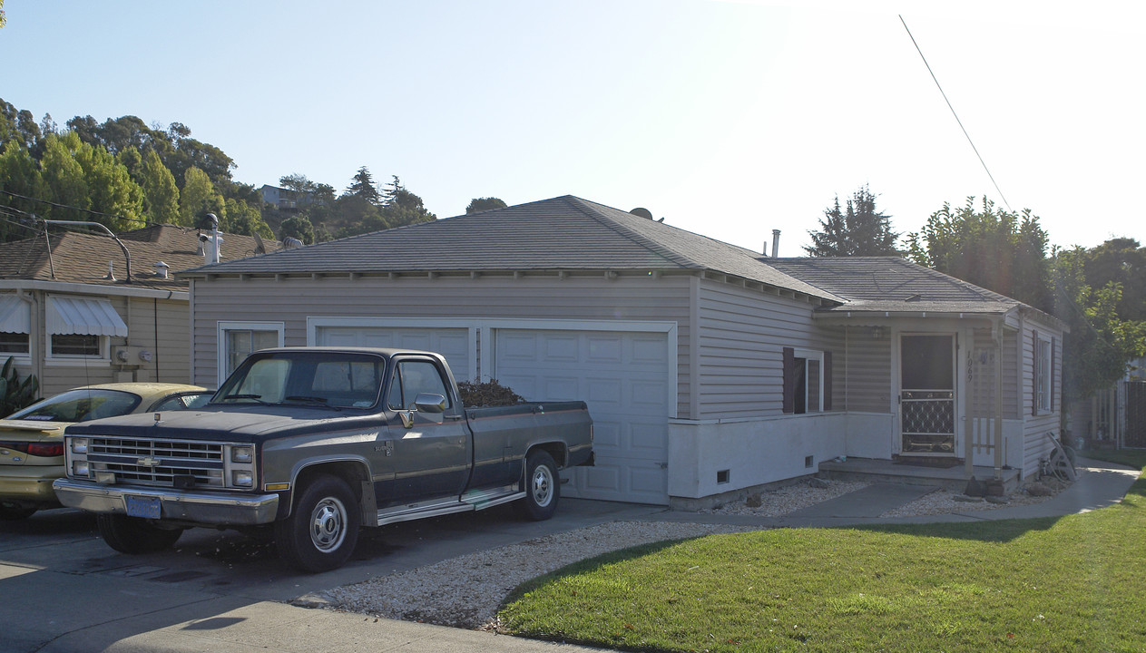 1067 Georgean St in Hayward, CA - Foto de edificio