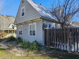 205 S Division St in Cashmere, WA - Building Photo