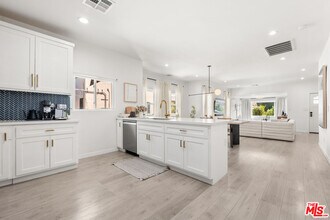 1231 W 49th St in Los Angeles, CA - Building Photo - Building Photo