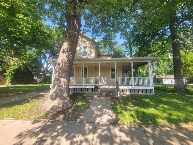1114 N Flora Ave in Peoria, IL - Foto de edificio - Building Photo
