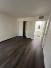 7290 W Dean Rd in Milwaukee, WI - Foto de edificio - Building Photo