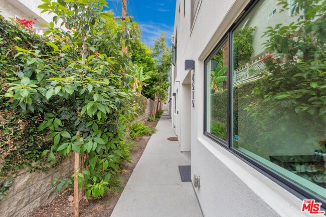 4515 Ayla Ln in Los Angeles, CA - Building Photo - Building Photo