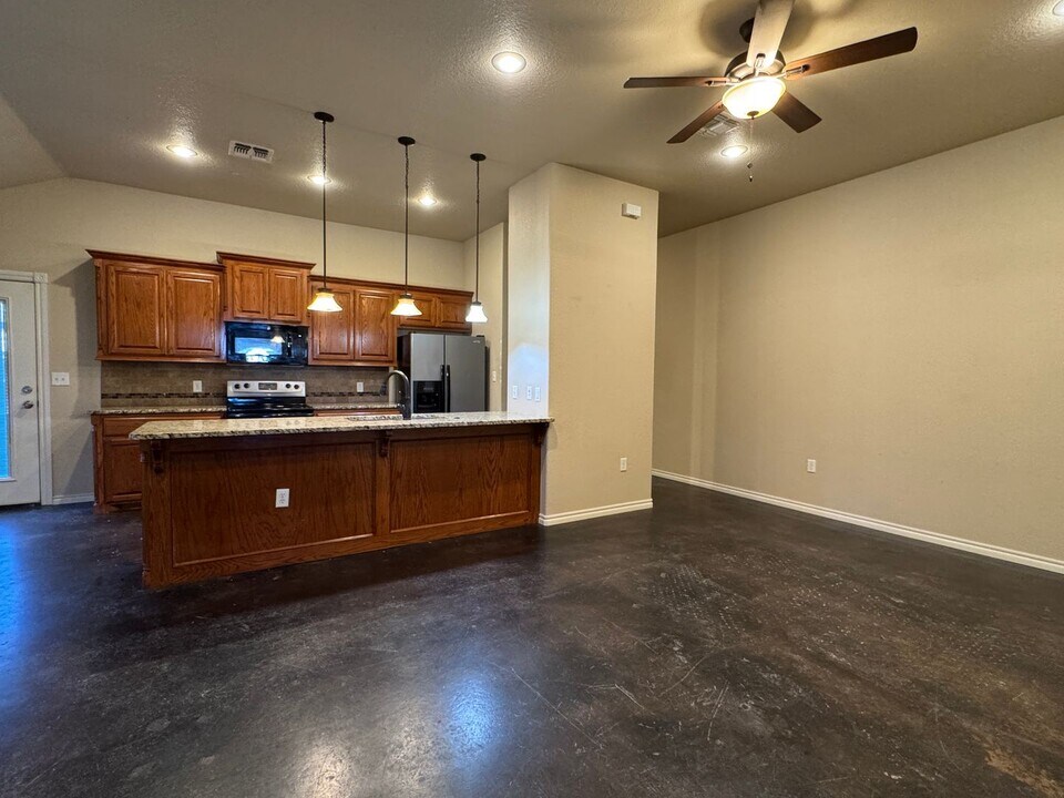 2422 SW A Ave in Lawton, OK - Building Photo