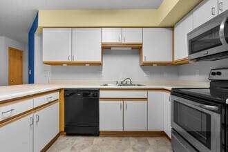 2270 Holiday Rd in Coralville, IA - Building Photo - Building Photo