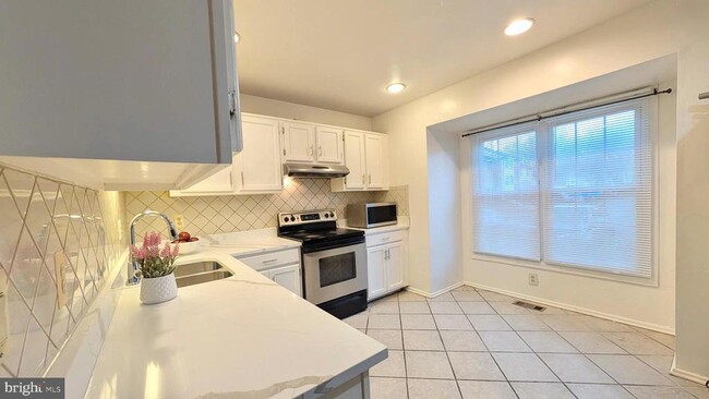 7051 Leewood Forest Dr in Springfield, VA - Building Photo - Building Photo