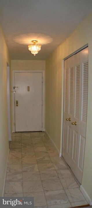 5817 Edson Ln in Rockville, MD - Building Photo