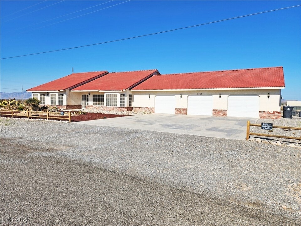 3260 Helicopter Ave in Pahrump, NV - Building Photo