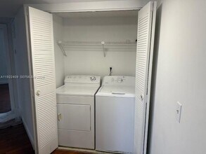 8333 Lake Dr in Doral, FL - Building Photo - Building Photo