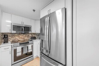 540 Brickell Key Dr in Miami, FL - Foto de edificio - Building Photo