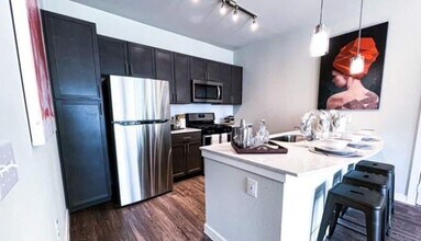 3530 W 12th St in Houston, TX - Building Photo - Building Photo