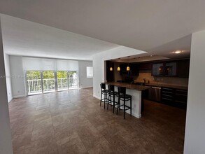 50 Ocean Lane Dr, Unit 101 in Key Biscayne, FL - Building Photo - Building Photo