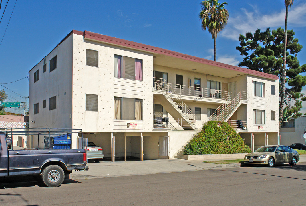 8701 Olin St in Los Angeles, CA - Foto de edificio