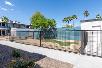Ellis Midtown in Phoenix, AZ - Foto de edificio - Building Photo
