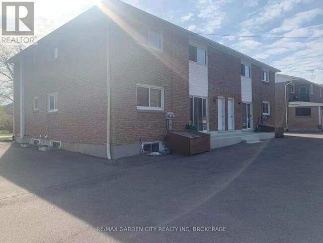 358 Glenridge Ave in St Catharines, ON - Building Photo - Building Photo