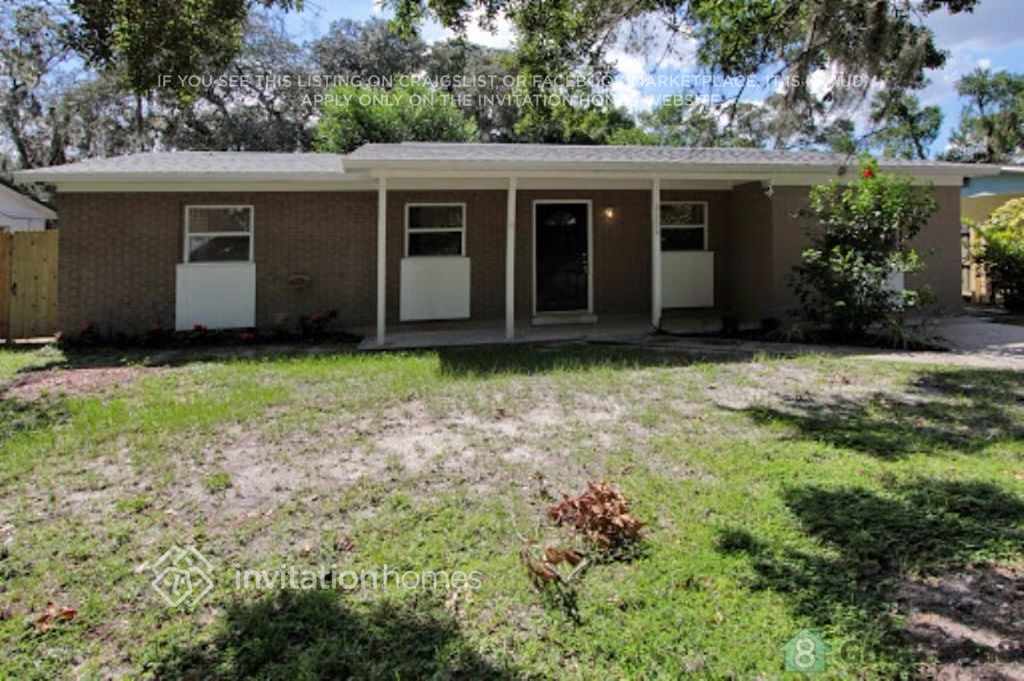 8606 Chinaberry Dr in Tampa, FL - Building Photo
