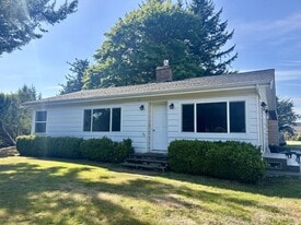 7561 Hannegan Rd in Lynden, WA - Building Photo