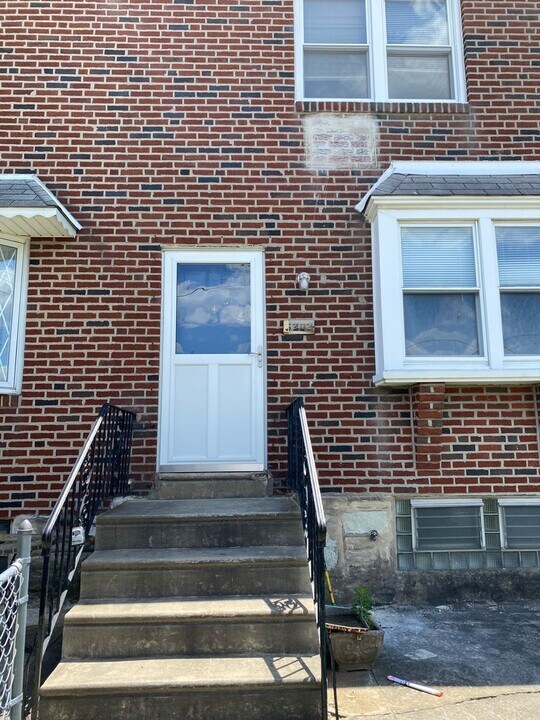 6303 Farnsworth St in Philadelphia, PA - Building Photo