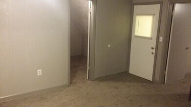 1417 W Short Ave, Unit B in Independence, MO - Building Photo - Building Photo