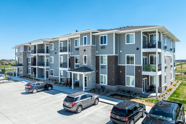 Kettlestone Peak Apartments in Waukee, IA - Foto de edificio - Primary Photo